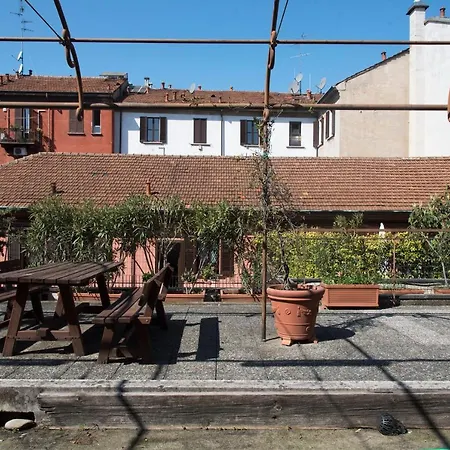 Peaceful Court In Shopping District Apartment *